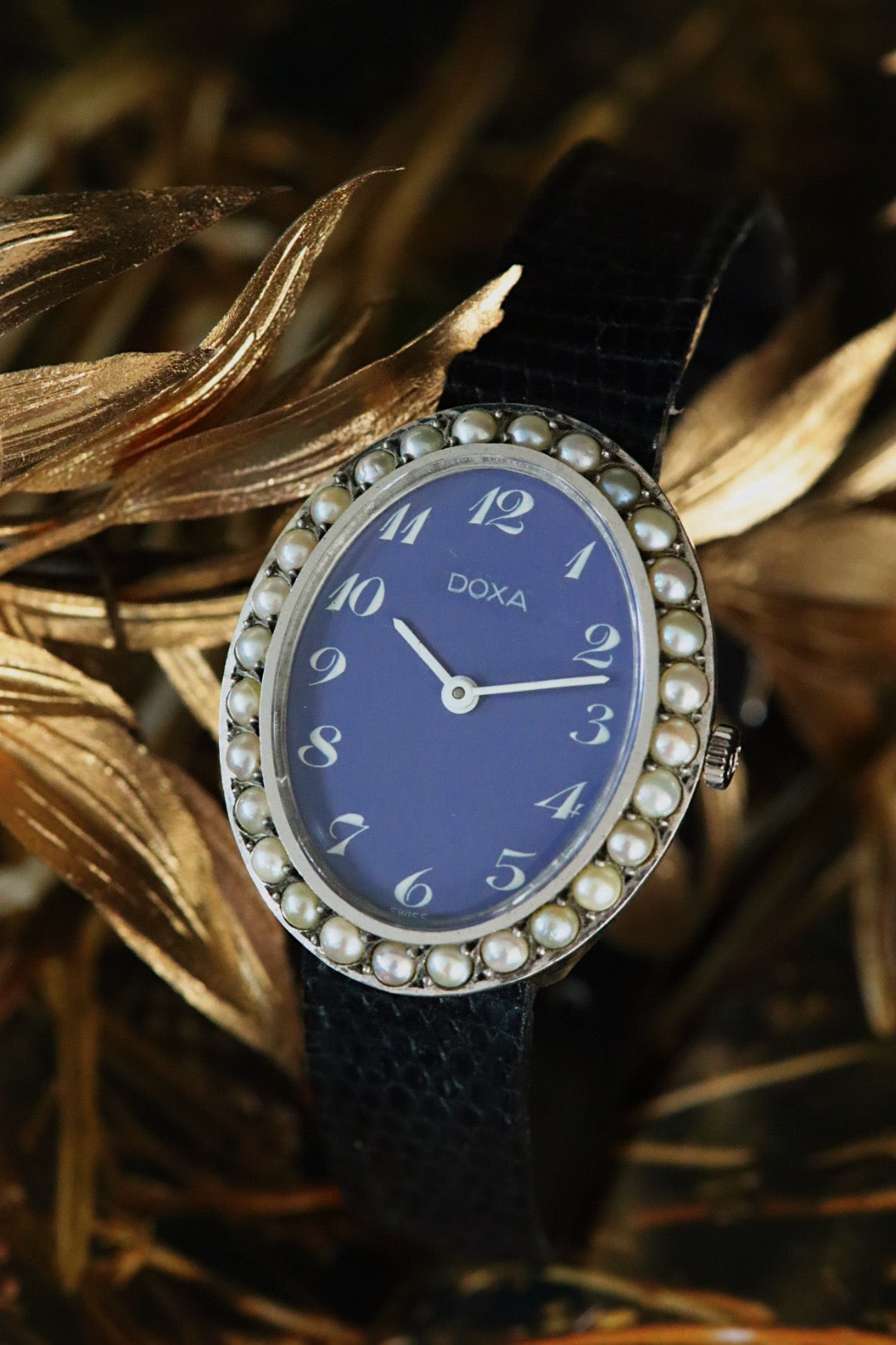 DOXA vintage, pearls and blue dial with manual winding