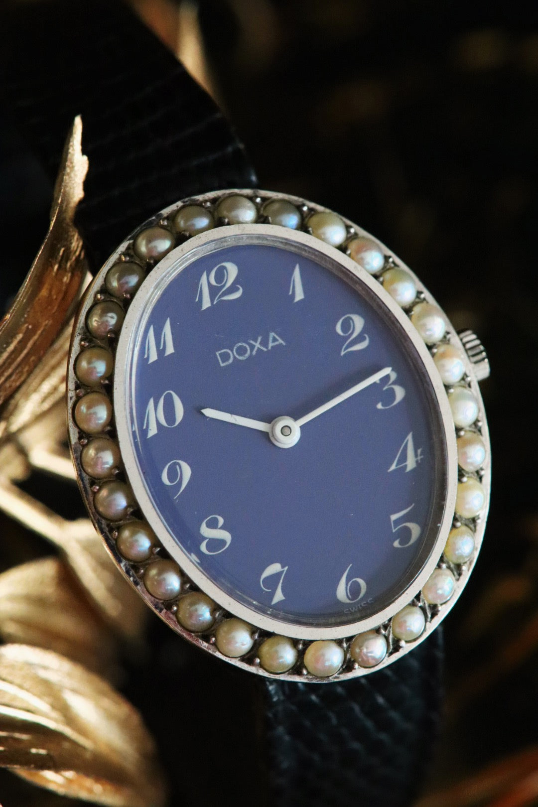 DOXA vintage, pearls and blue dial with manual winding