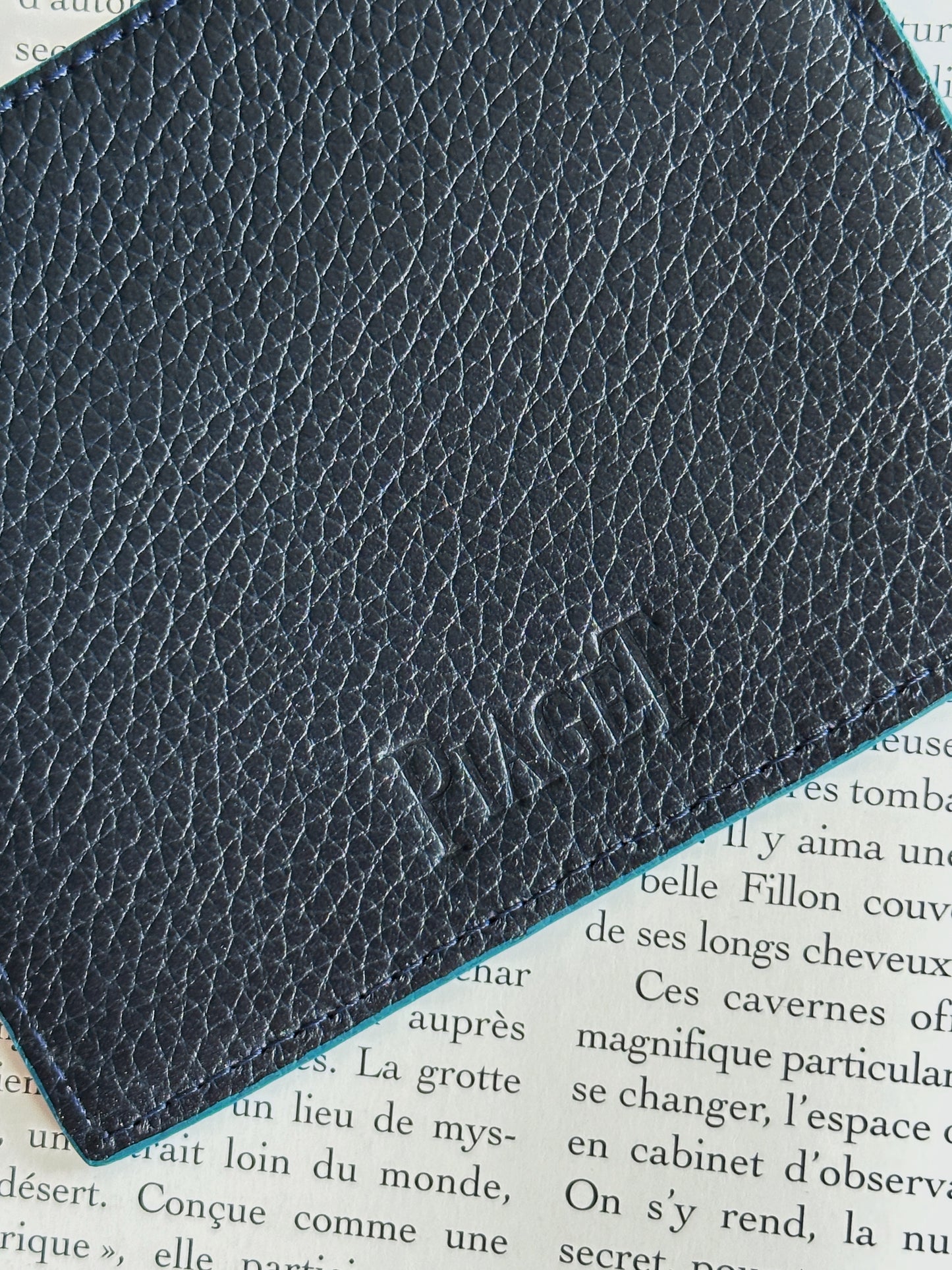 Porte-cartes Piaget en cuir grainé bleu – Finitions bleu ciel – 4 emplacements