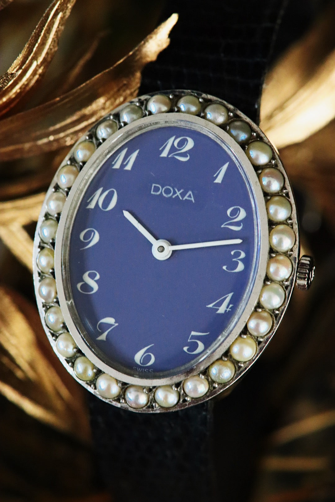 DOXA vintage, pearls and blue dial with manual winding