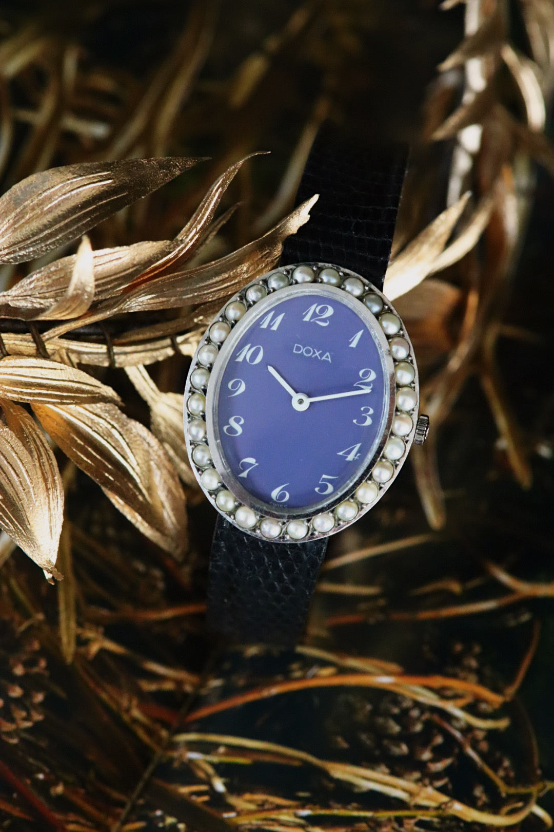 DOXA vintage, pearls and blue dial with manual winding