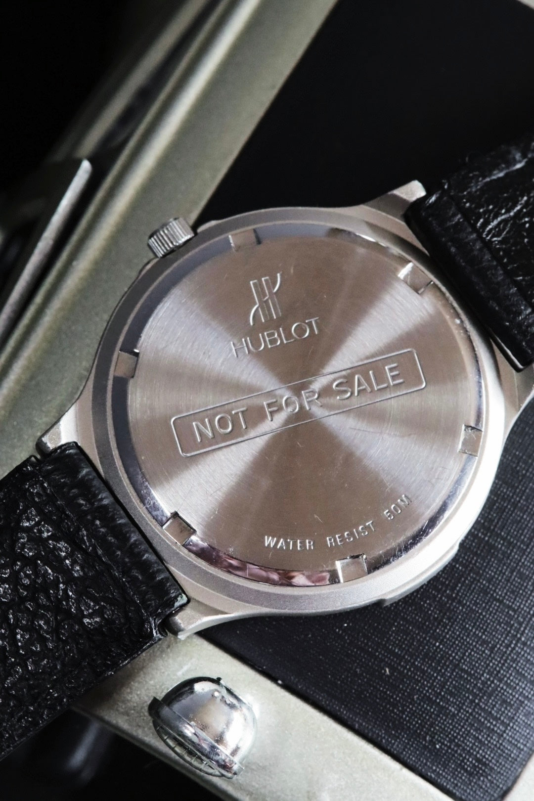 Hublot de Service, Not For sale