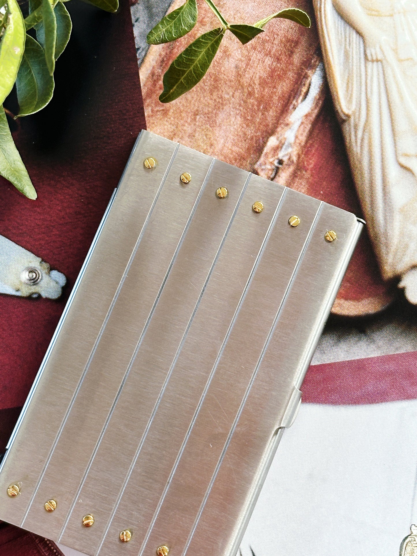 Cartier Santos card holder – Brushed steel and gold, an emblem of watchmaking elegance 