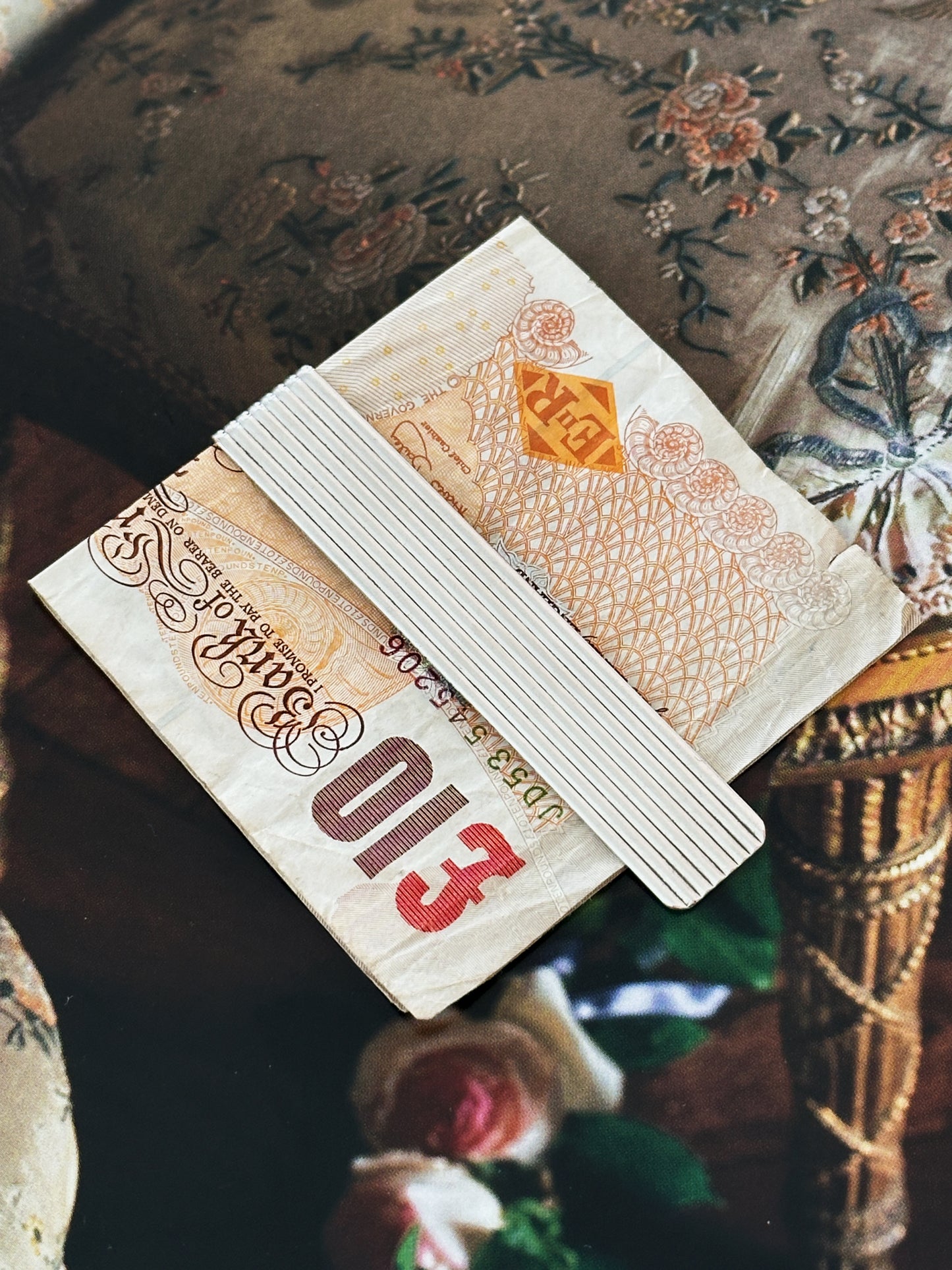 Pince à billets / marque page Cartier Must argent et or striée