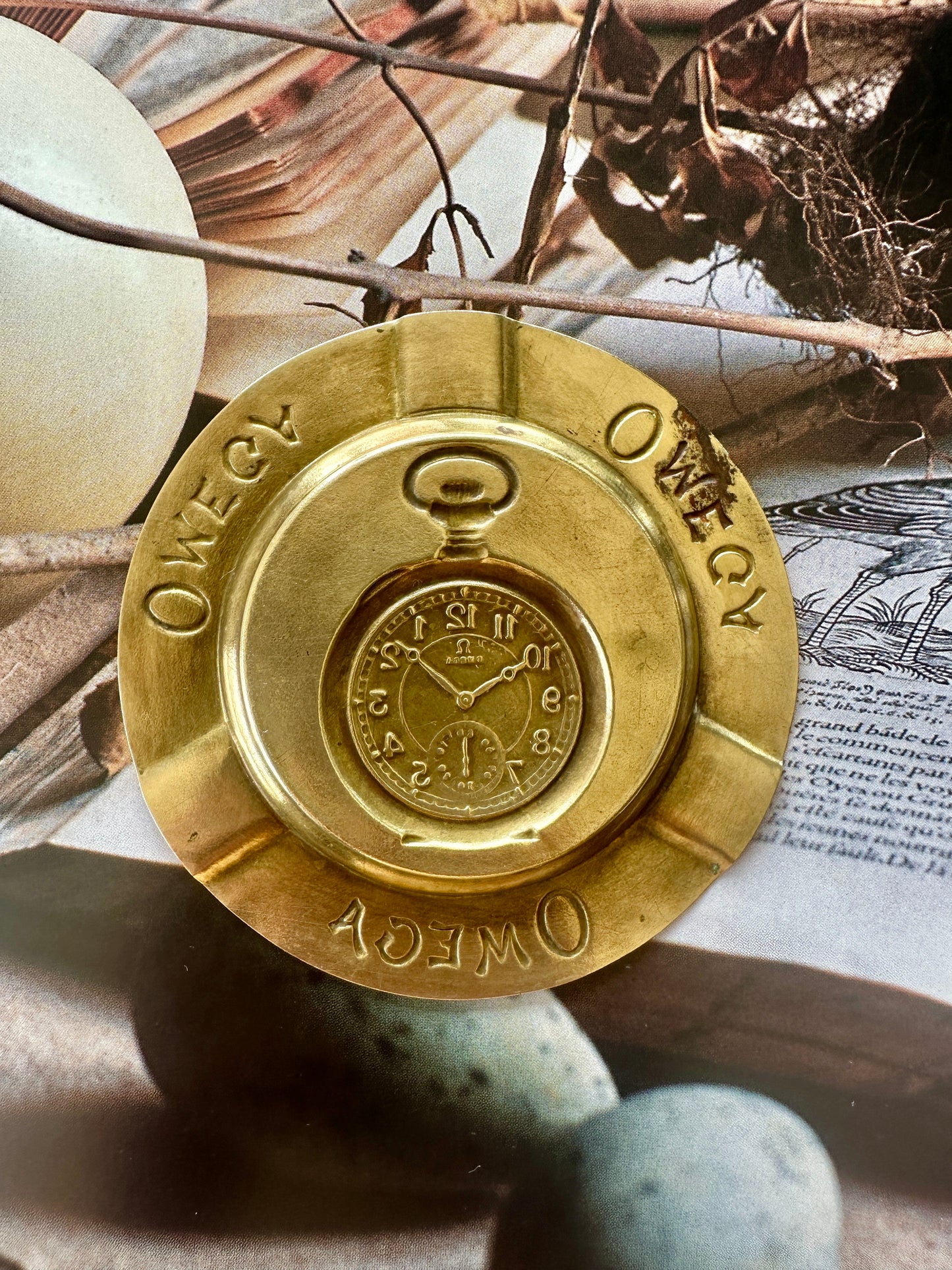 Cendrier Omega vintage en laiton doré – Objet publicitaire de collection
