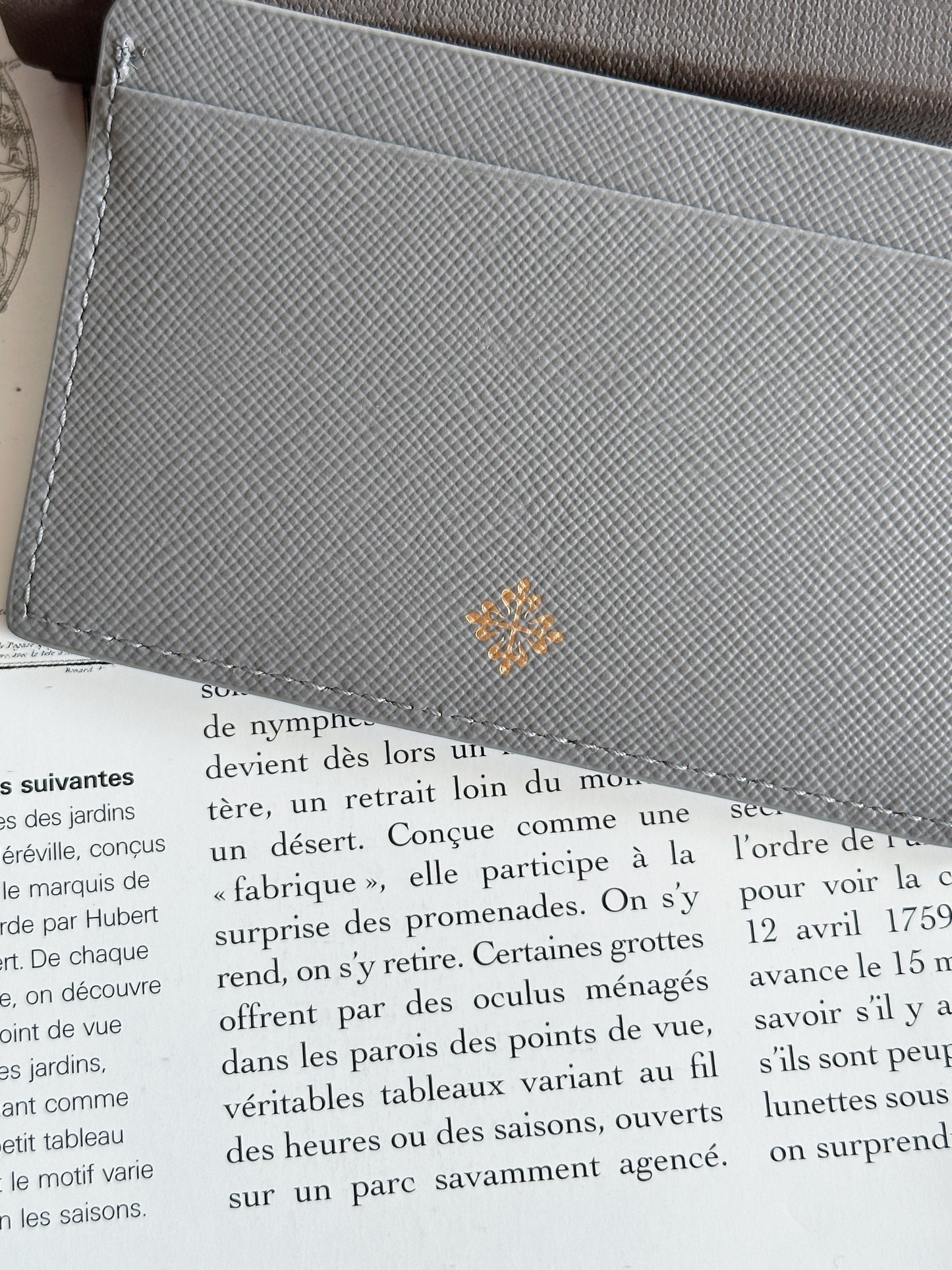 Porte-cartes Patek Philippe gris en cuir grainé – Neuf avec boîte d'origine