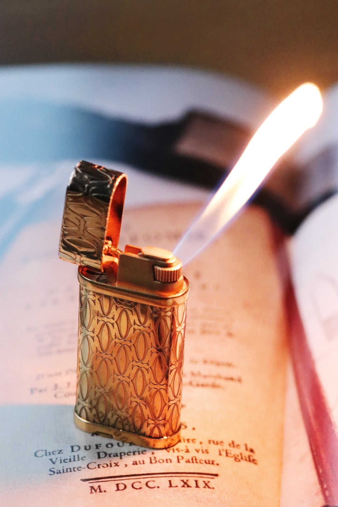 Oval lighter with Cartier C-shaped gold decoration