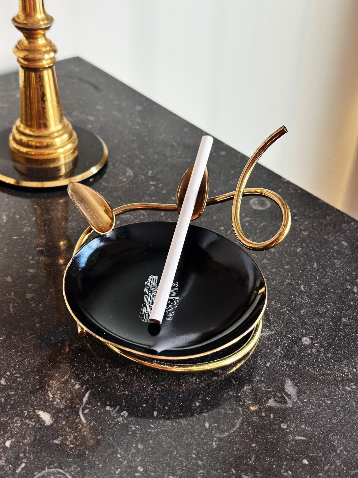 Cendrier vintage Lemania en laiton doré et coupelle noire – Design sculptural