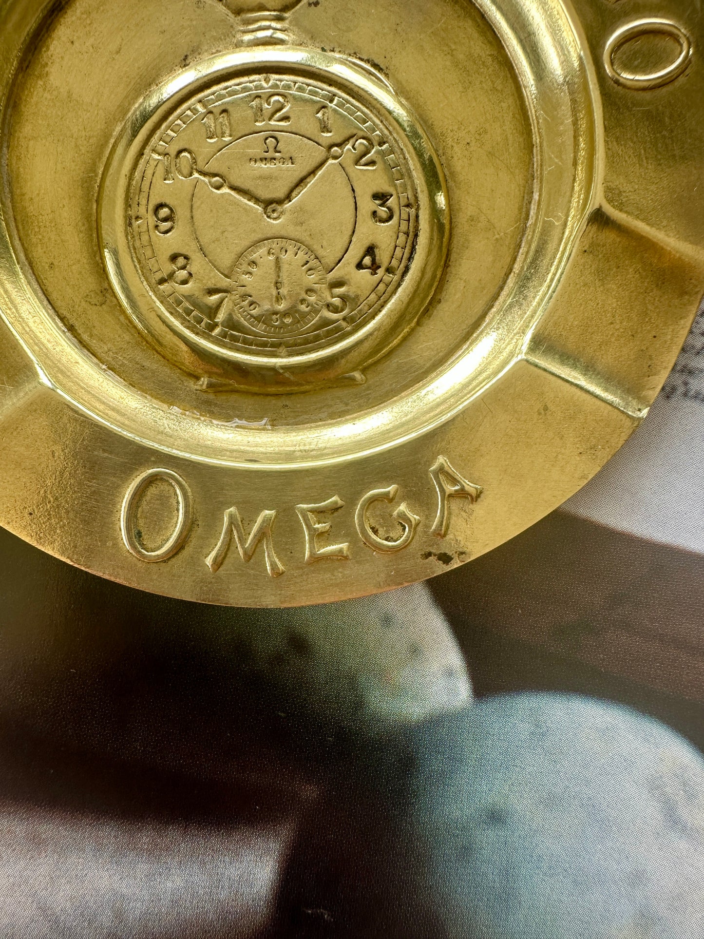 Cendrier Omega vintage en laiton doré – Objet publicitaire de collection