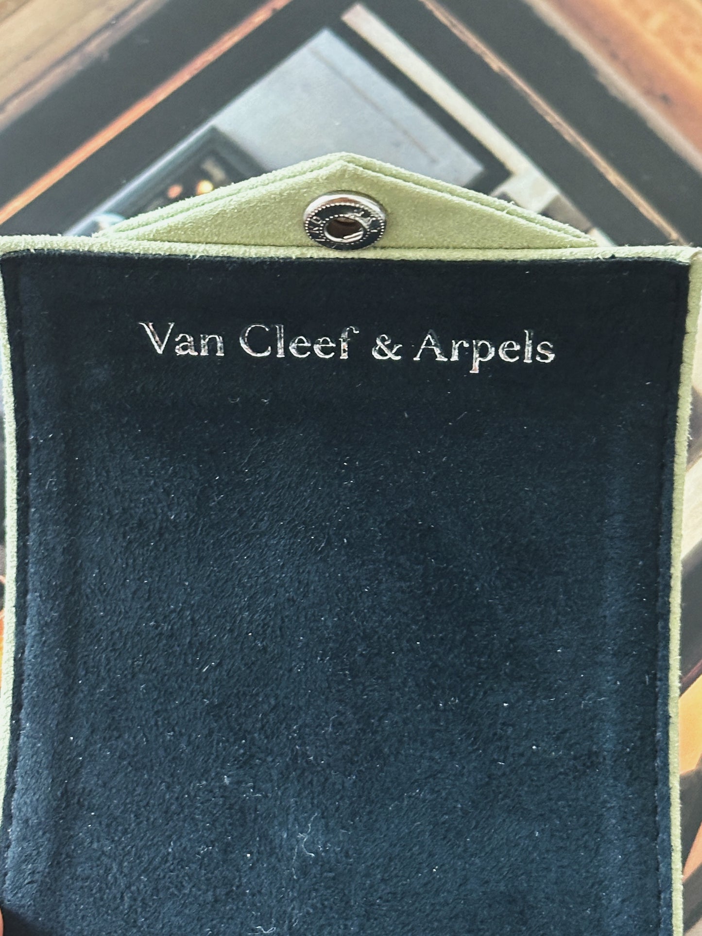 Écrin / étui à montre Van Cleef & Arpels en daim crème