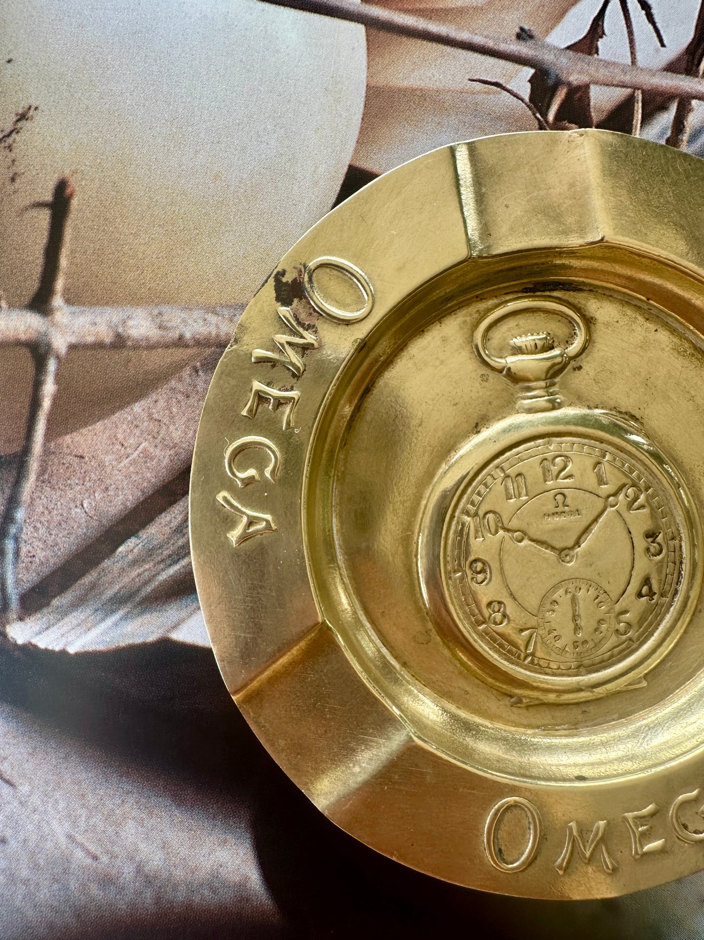 Cendrier Omega vintage en laiton doré – Objet publicitaire de collection