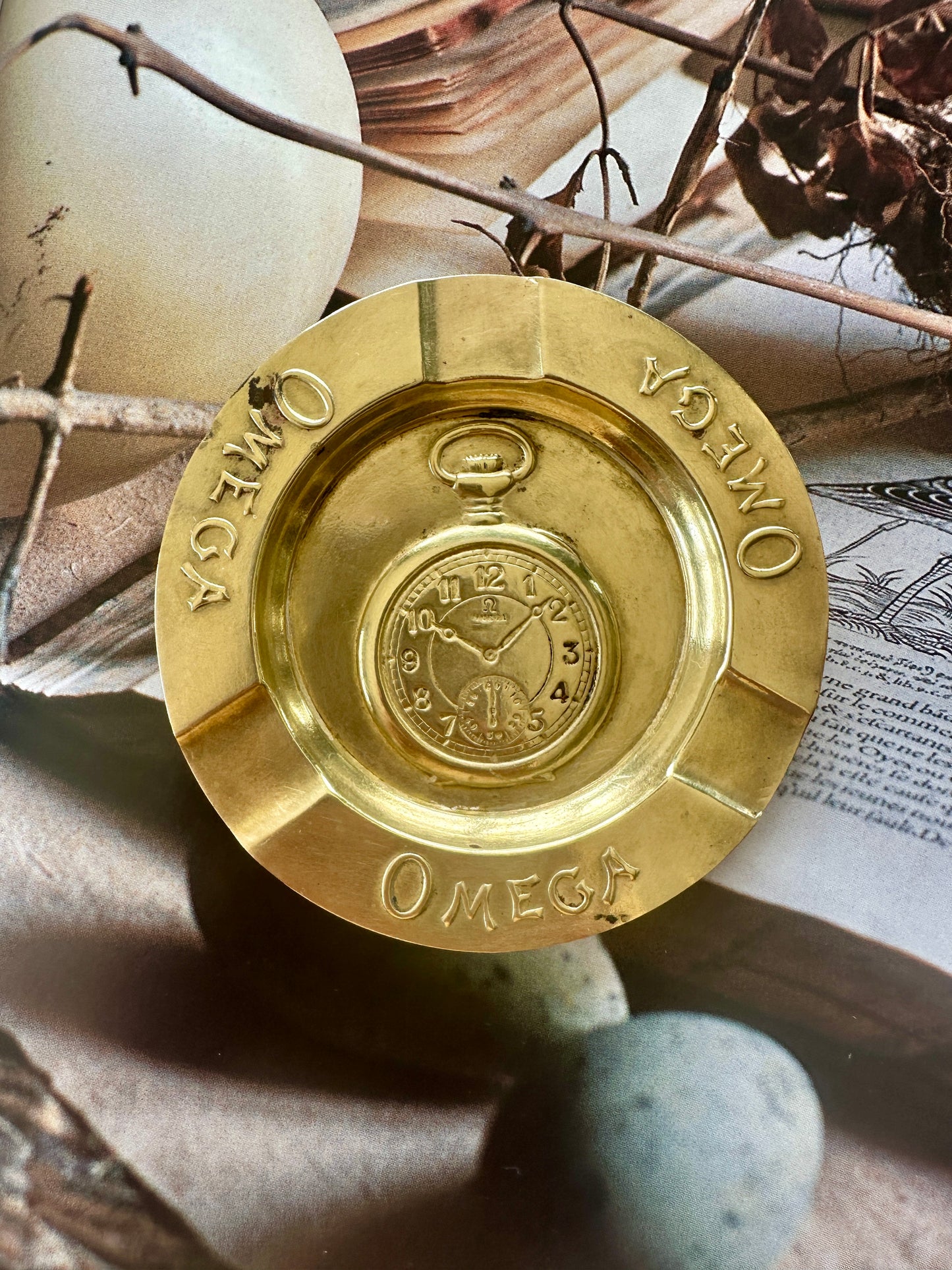 Cendrier Omega vintage en laiton doré – Objet publicitaire de collection