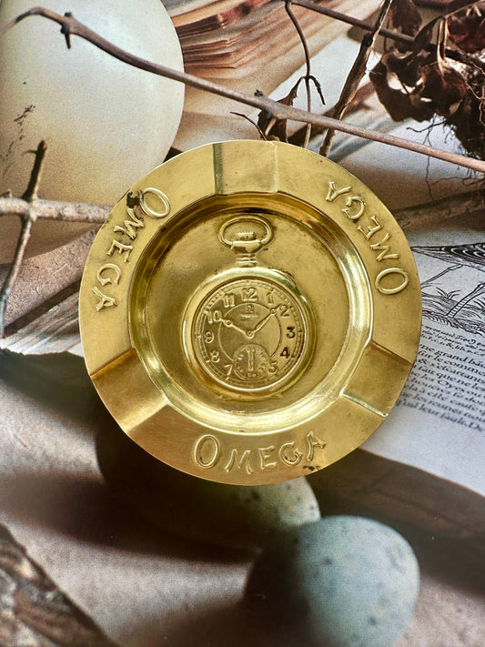 Cendrier Omega vintage en laiton doré – Objet publicitaire de collection