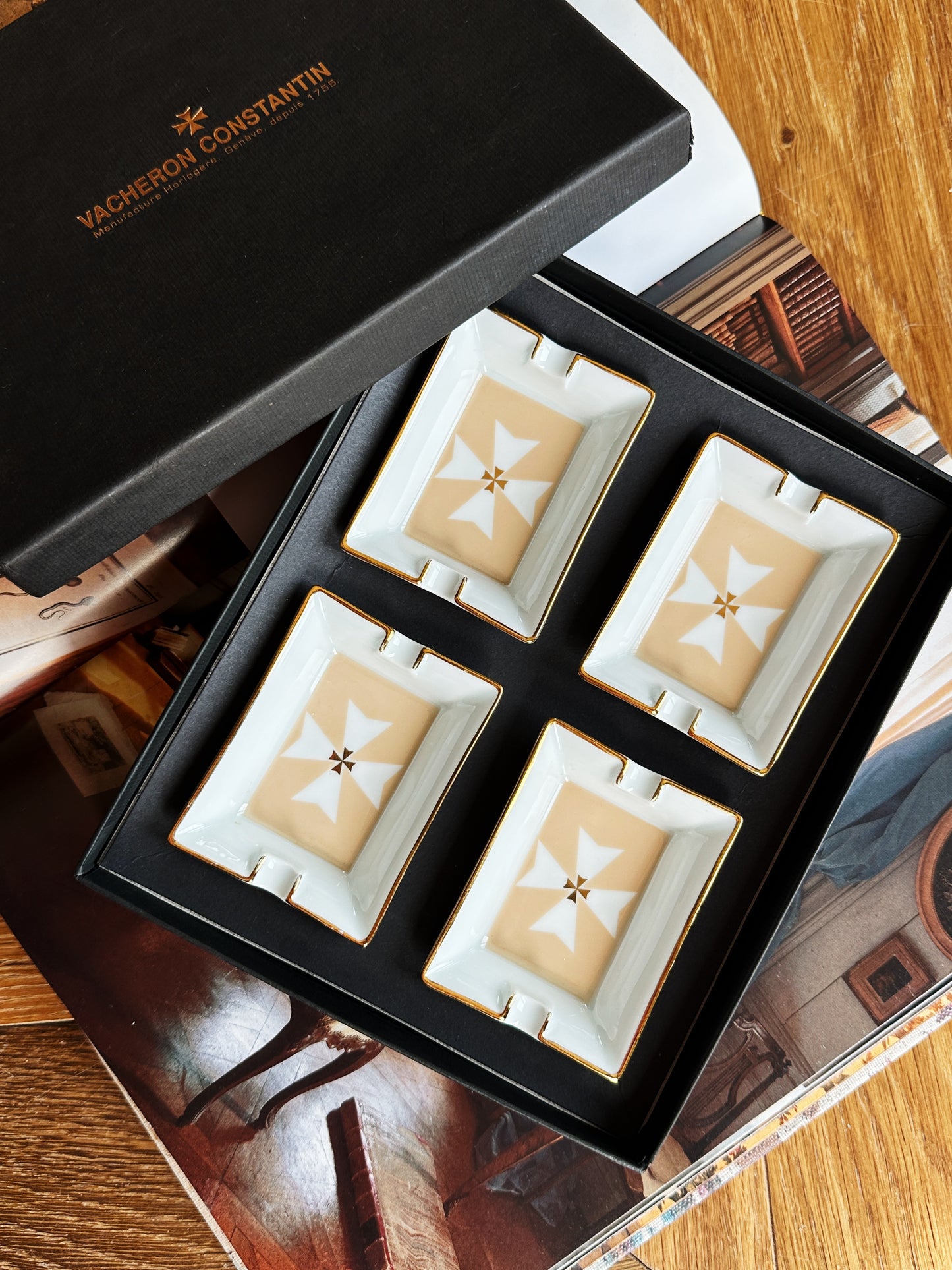 Lot de 4 cendriers Vacheron Constantin en porcelaine de Limoges – Neufs avec boîte d'origine