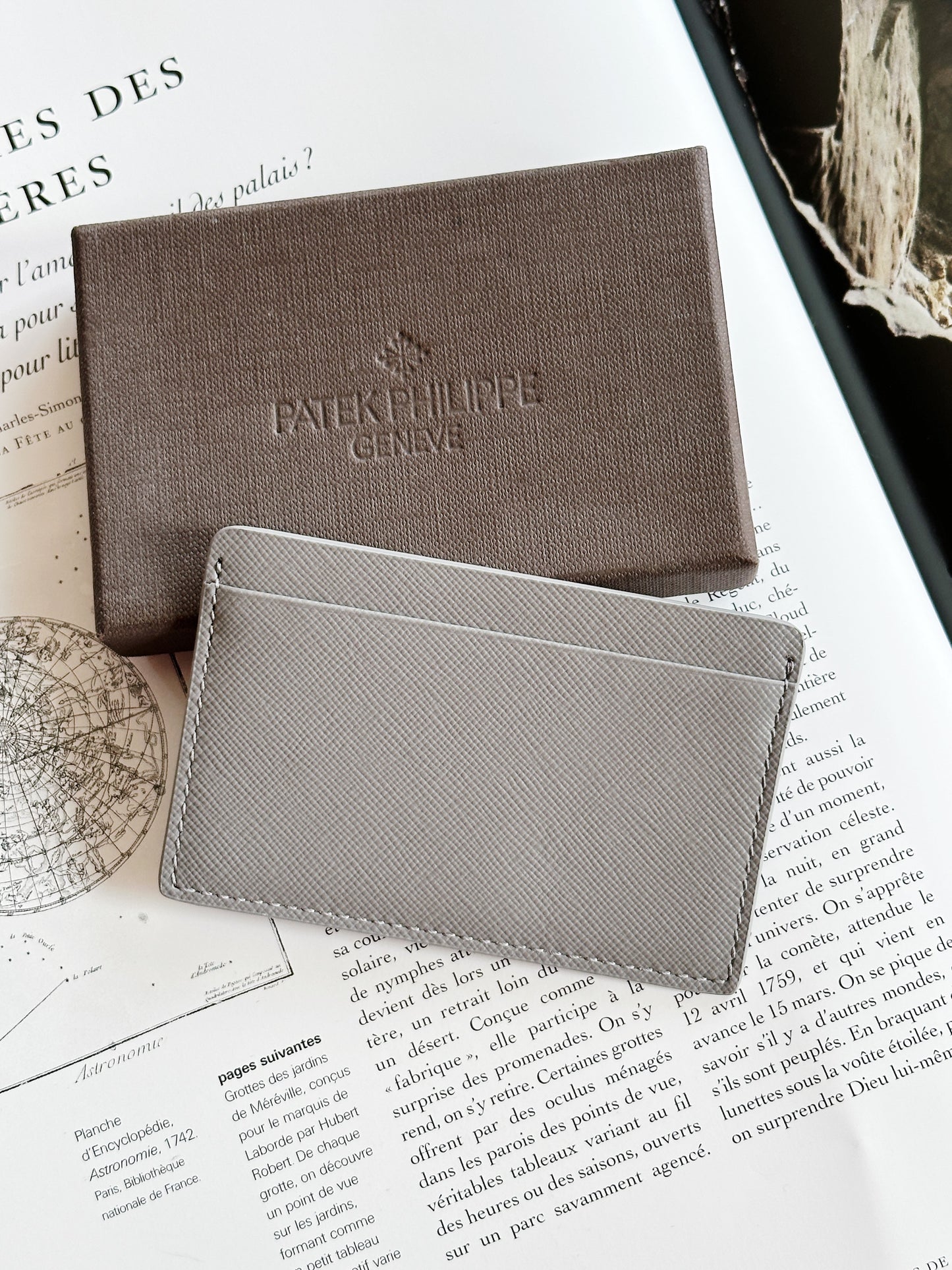 Porte-cartes Patek Philippe gris en cuir grainé – Neuf avec boîte d'origine