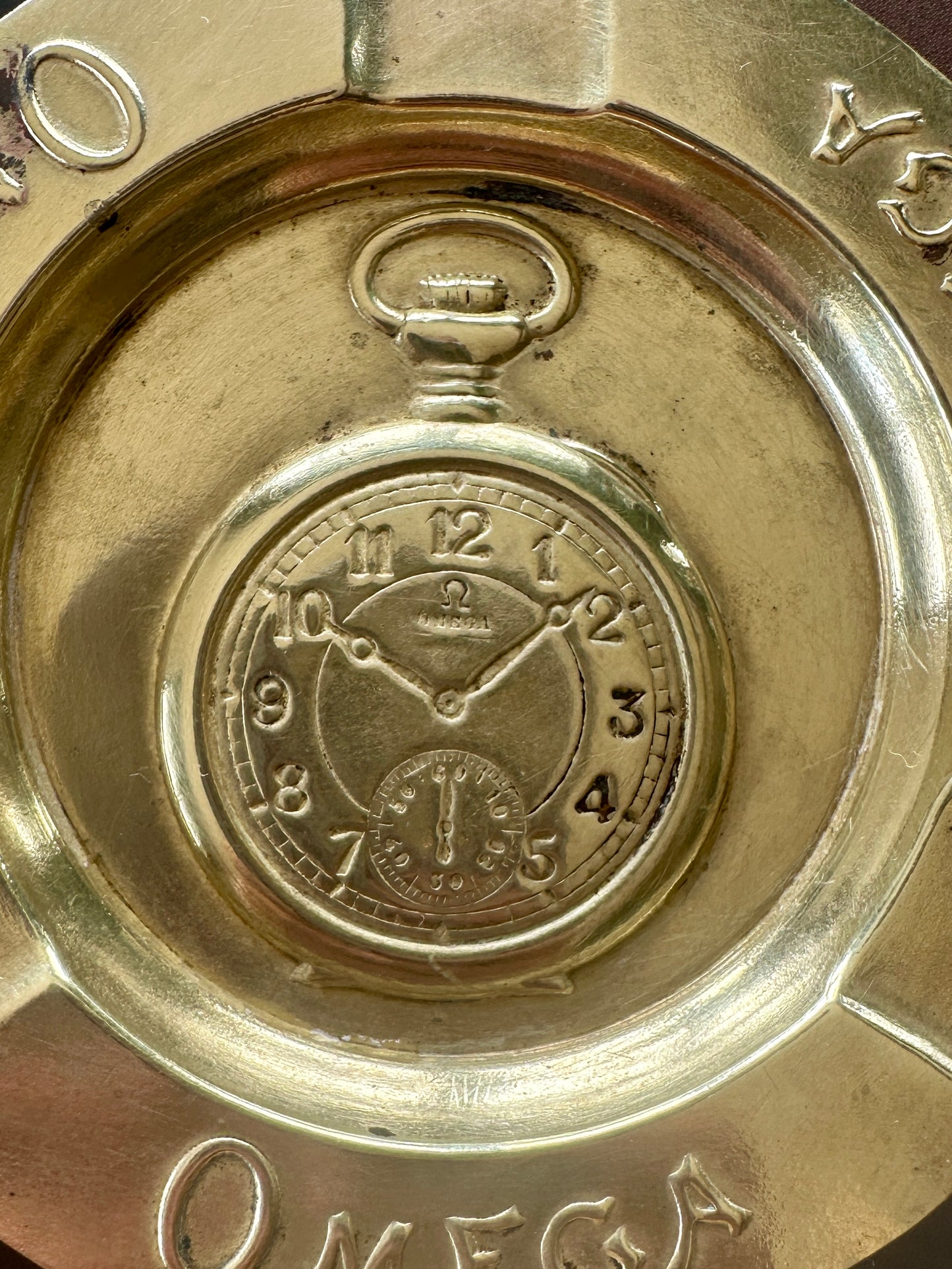 Cendrier Omega vintage en laiton doré – Objet publicitaire de collection