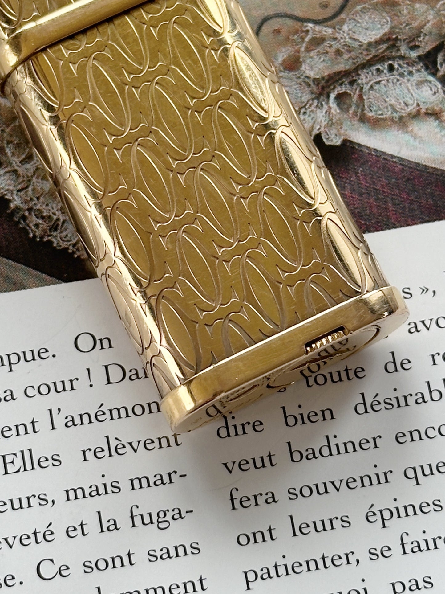 Oval lighter with Cartier C-shaped gold decoration