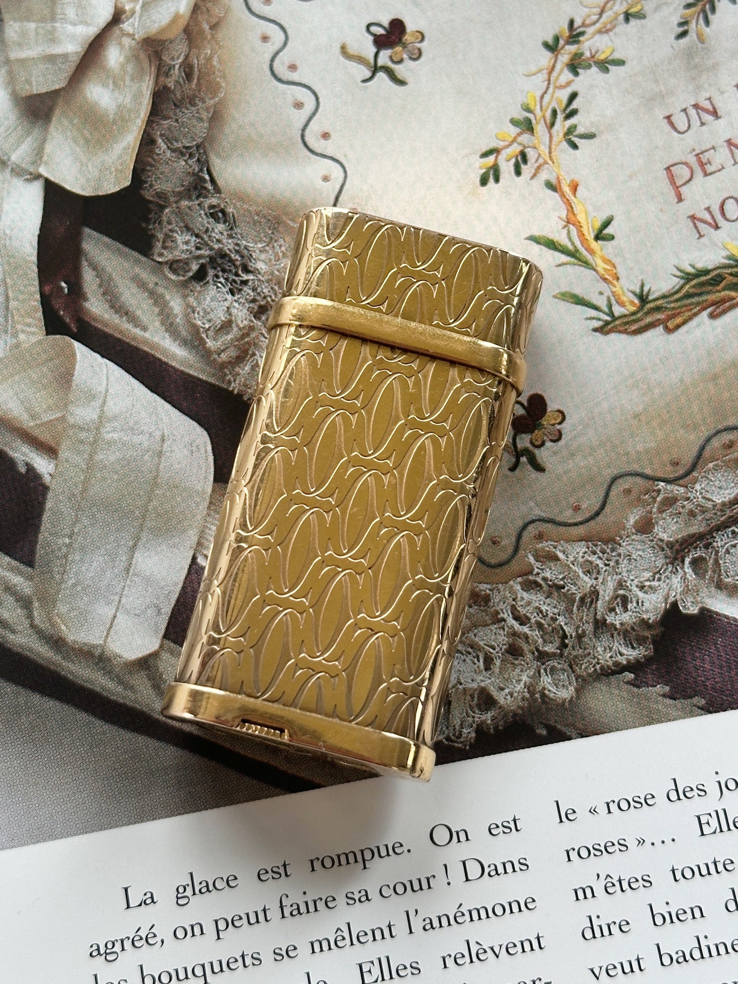 Oval lighter with Cartier C-shaped gold decoration