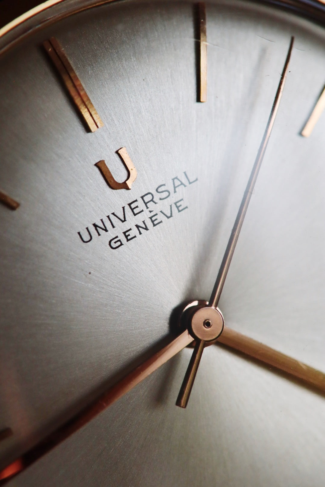 Universal Genève vintage en or 18K et cadran soleil argenté